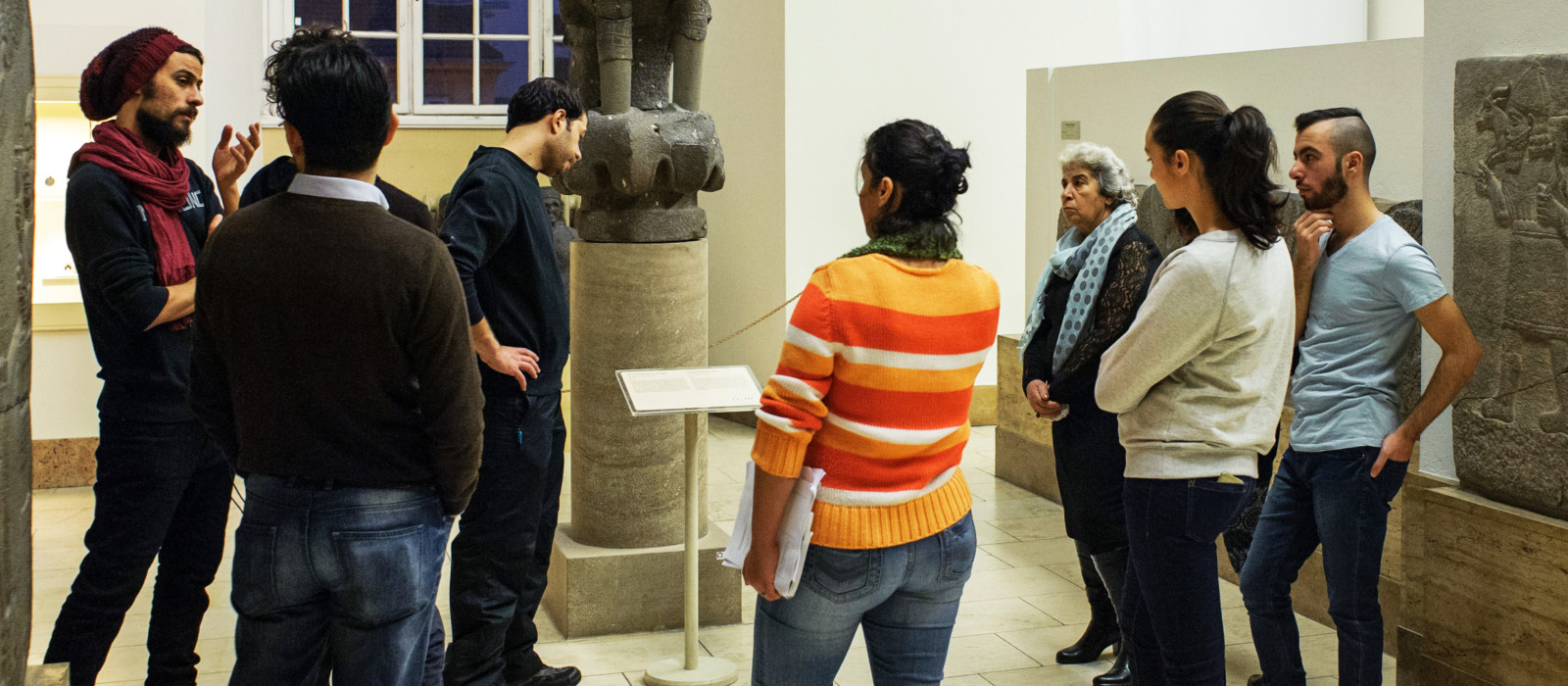 Besucher einer Führung des Projekts „Multaka“ im Vorderasiatischen Museum