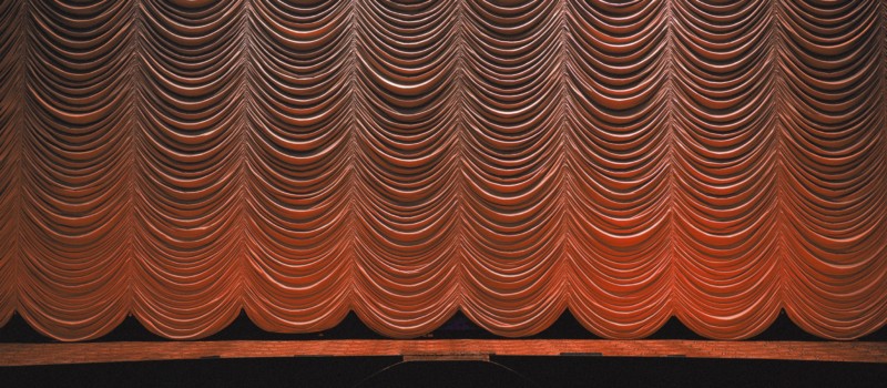 Geschlossener Vorhang auf Bühne