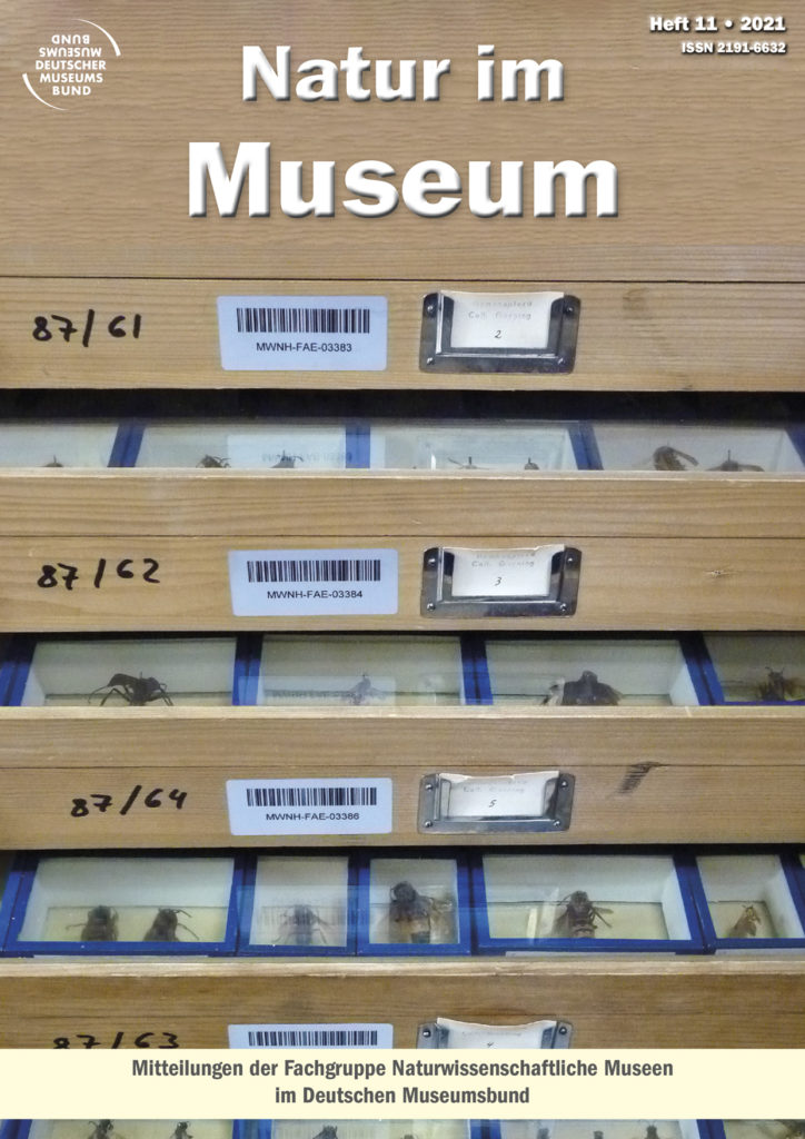 Titelbild Zeitschrift Natur im Museum Heft 11 2021, mehrere aufgezogene Schubladen mit Sammlungskästen von Insekten