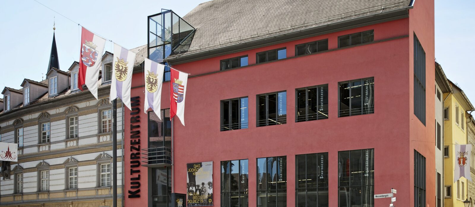 querformatige Außenansicht der Städtischen Wessenberg Galerie im Kulturzentrum, rotes Haus mit Satteldach