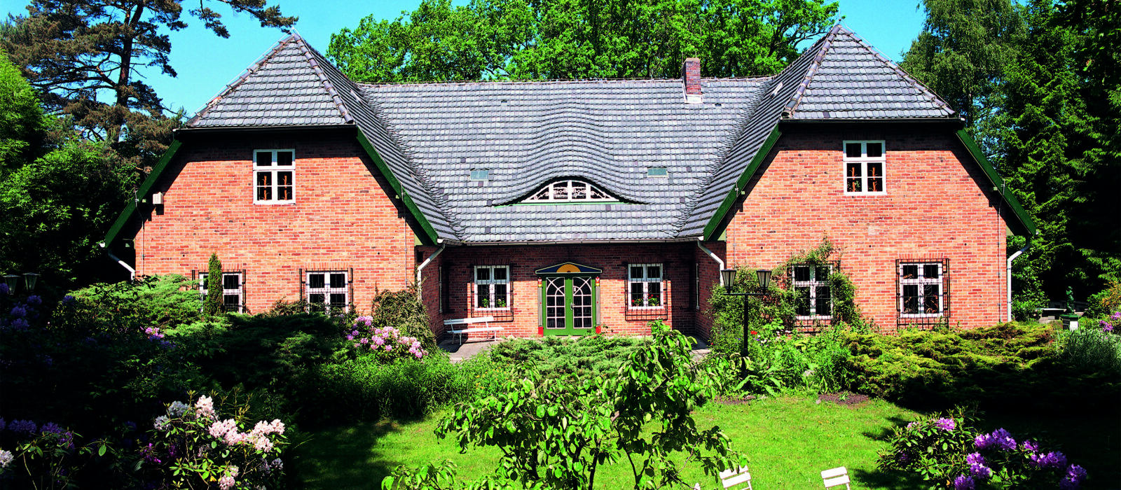 Gebäudeansicht des Darß-Museums von der Gartenseite, / Museumsgebäude / Garten / Außenansicht