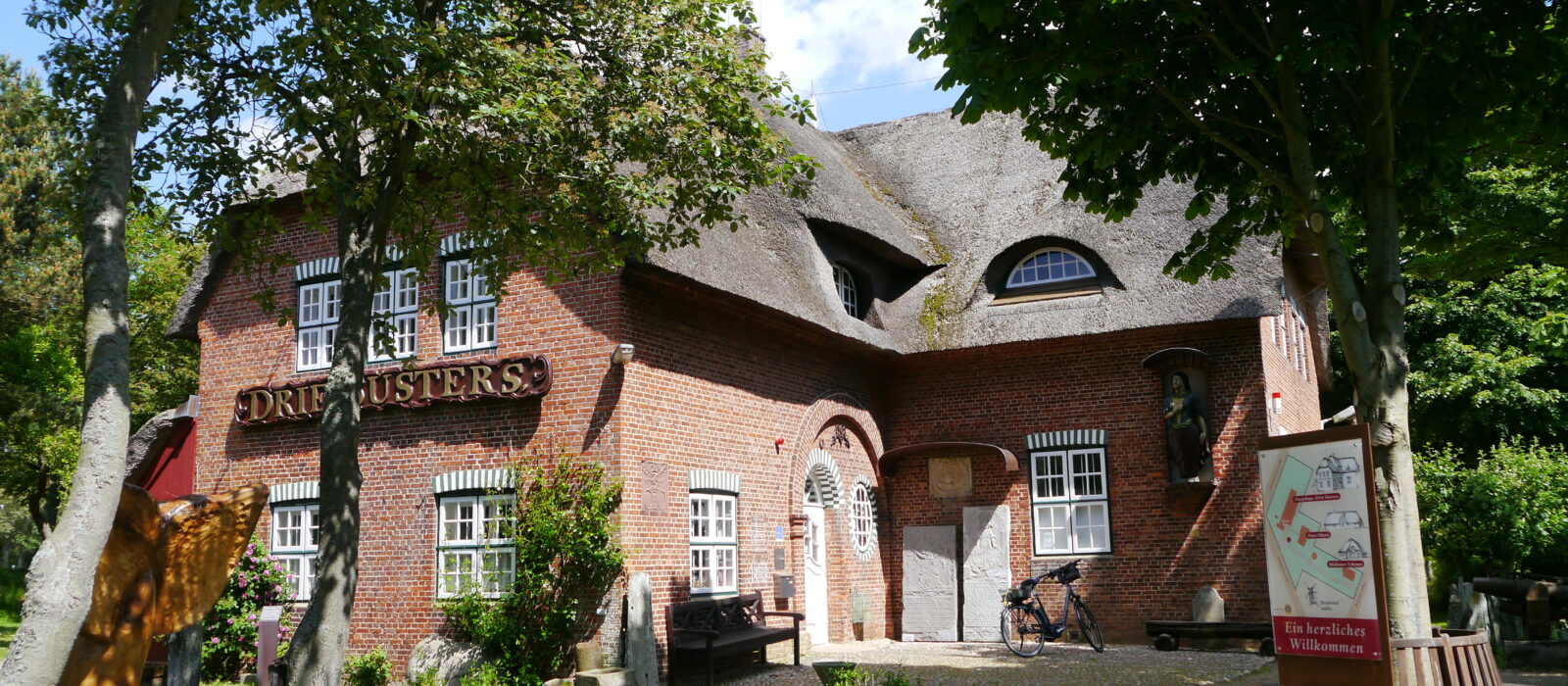 Außenansicht des Dr.-Carl-Häberlin-Friesen-Museum, redgedecktes Haus mit bepfanztem Vorgarten