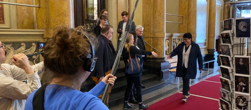 Begrüßungsszene im Eingangsbereich des Museums mit anwesendem Kamerateam